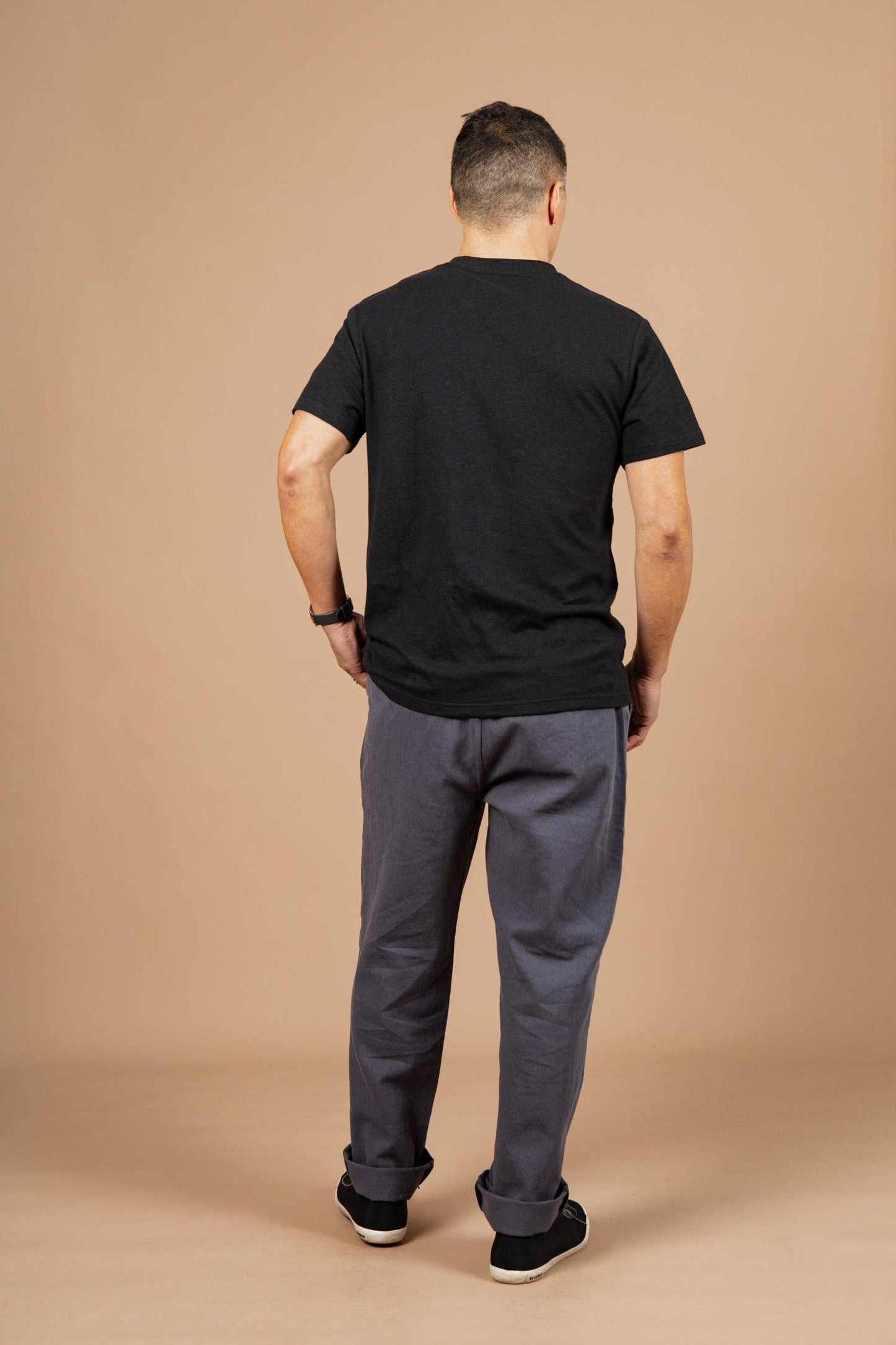 T-shirt con taschino in canapa biologica nero lavato