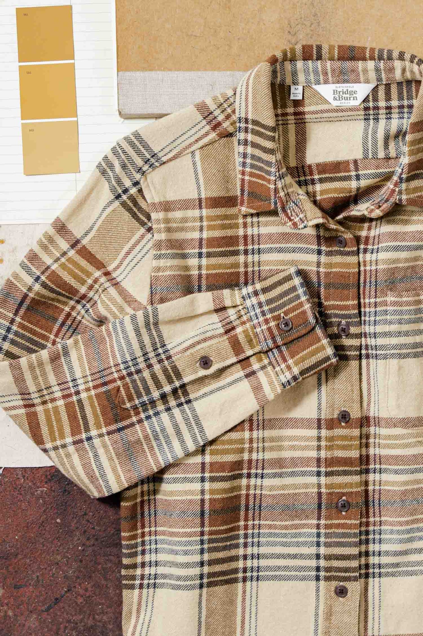 Camicia slim a quadri color latte con tasca