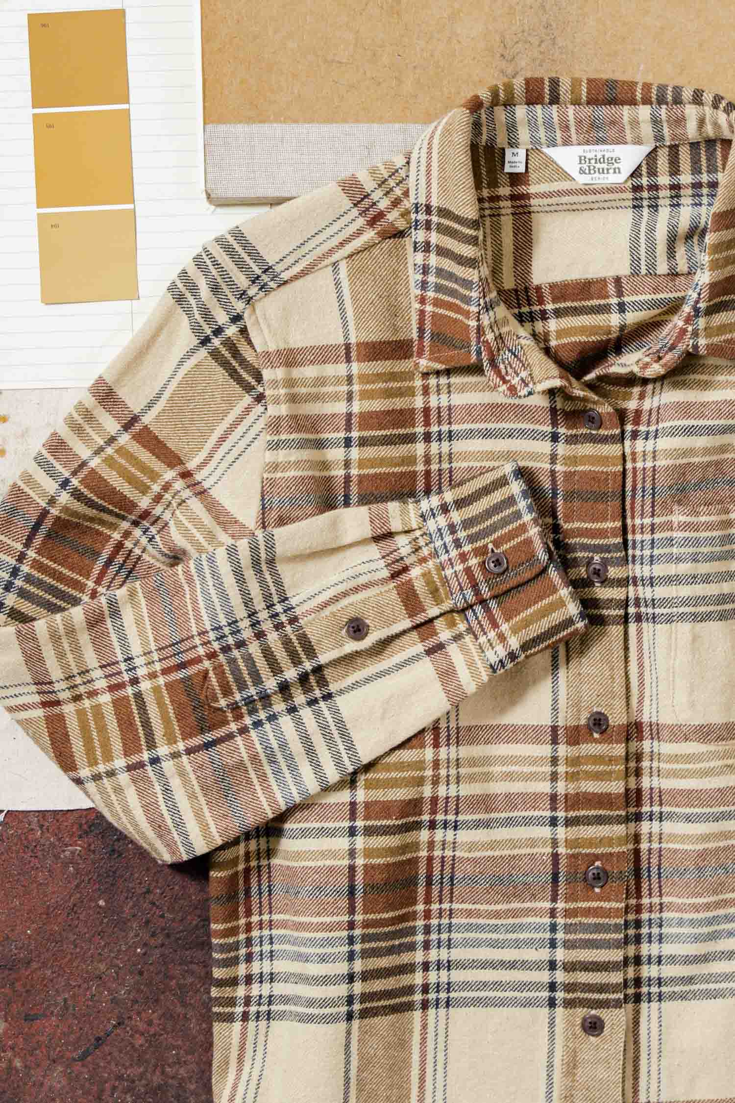Camicia slim a quadri color latte con tasca