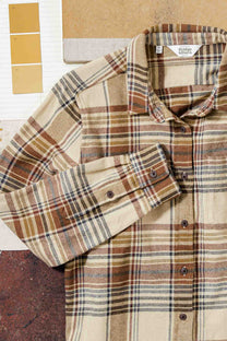 Camicia slim a quadri color latte con tasca