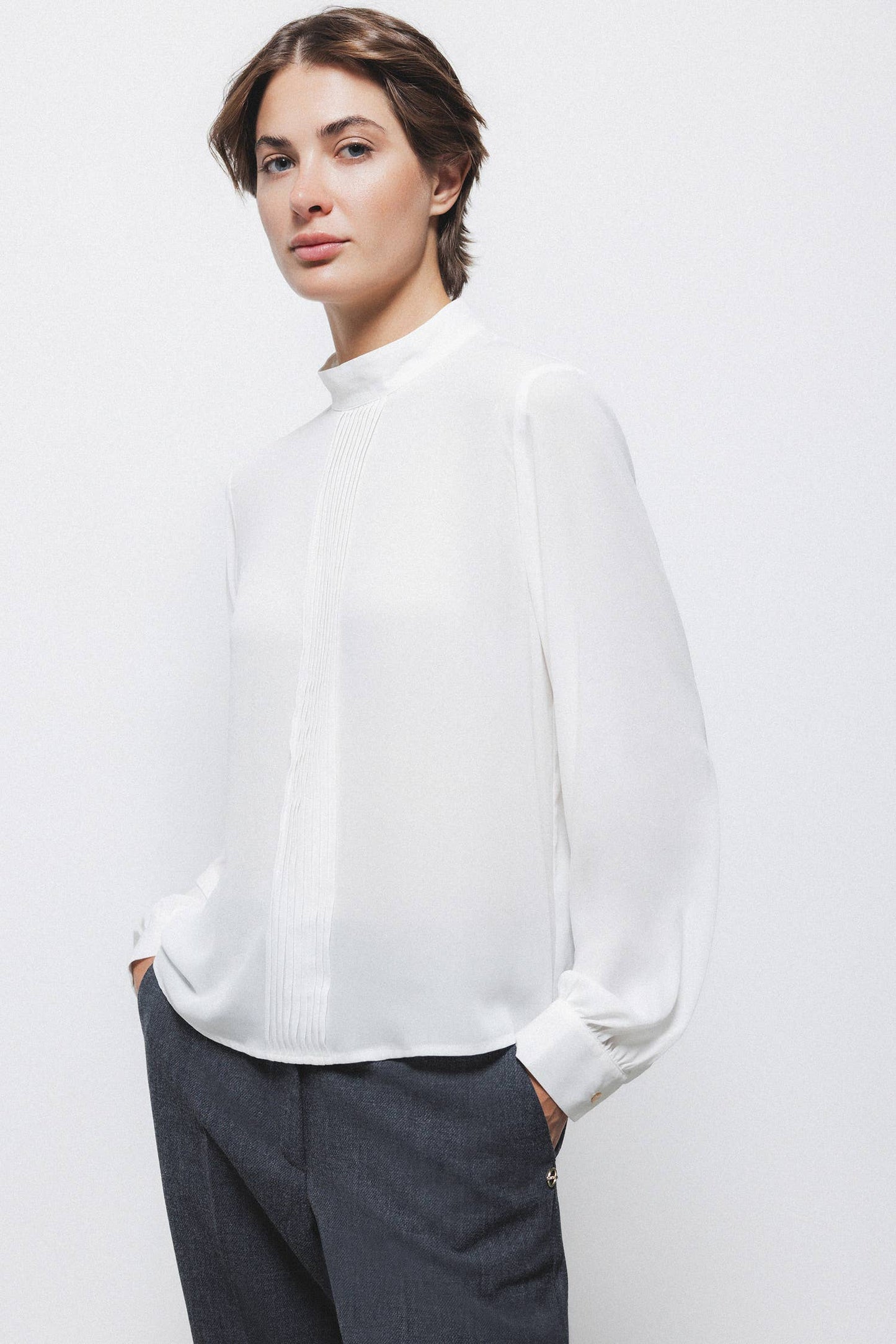 Blusa minimal con collo alto