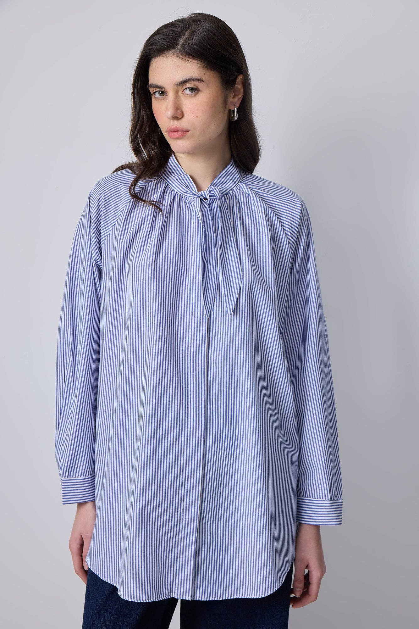 Camicia a righe con collo a fiocco