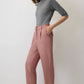 Pantaloni rosa a righe con pieghe
