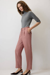 Pantaloni rosa a righe con pieghe