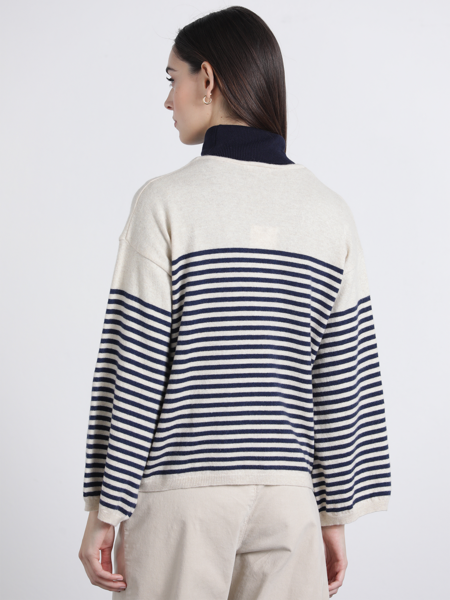 Maglione a righe bicolore con scollo a V