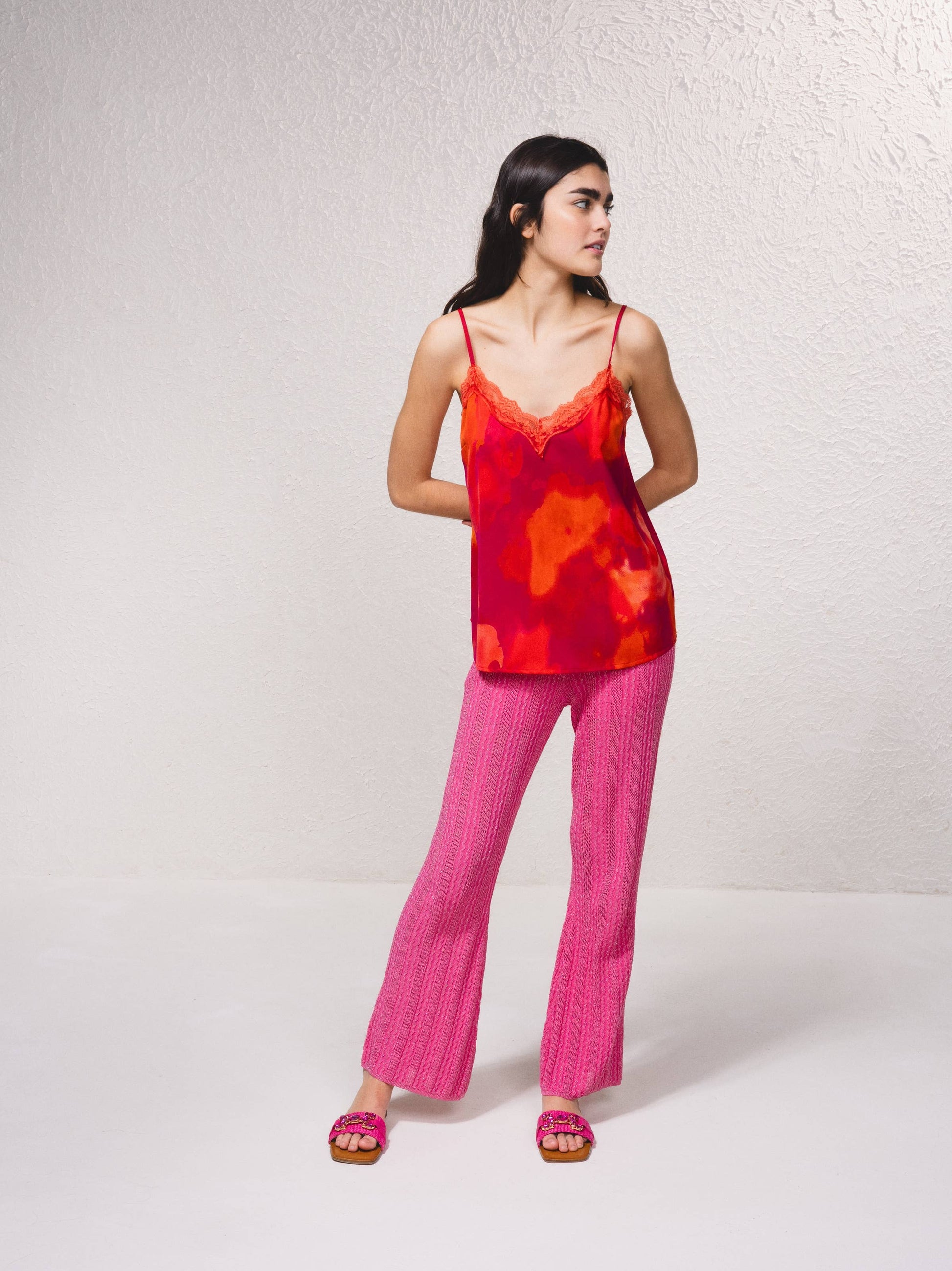 Top stampato con pizzo e scollo a V
