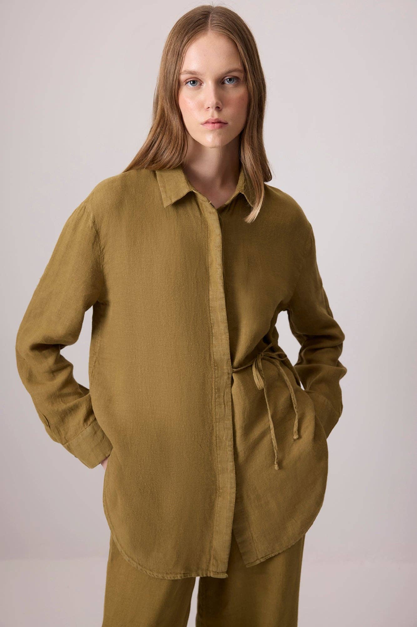 Completo in lino con camicia annodata e pantaloni a gamba larga