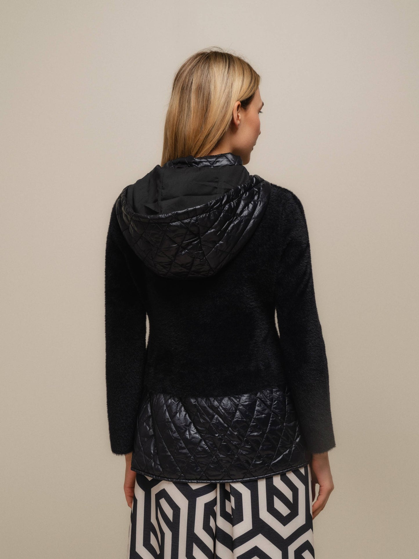 Giacca in maglia con cappuccio e inserti trapuntati