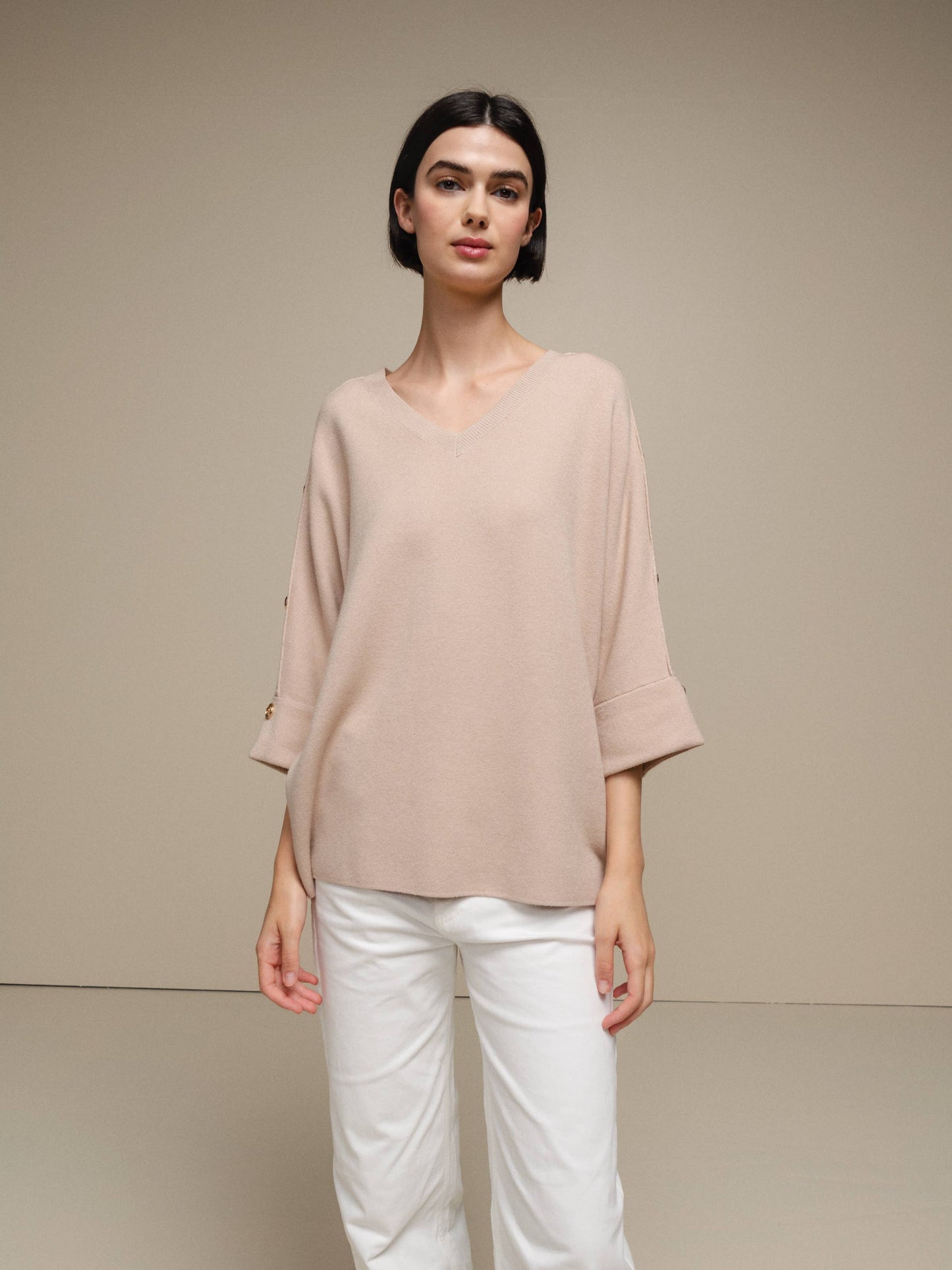 Maglione oversize con scollo a V e bottoni gioiello