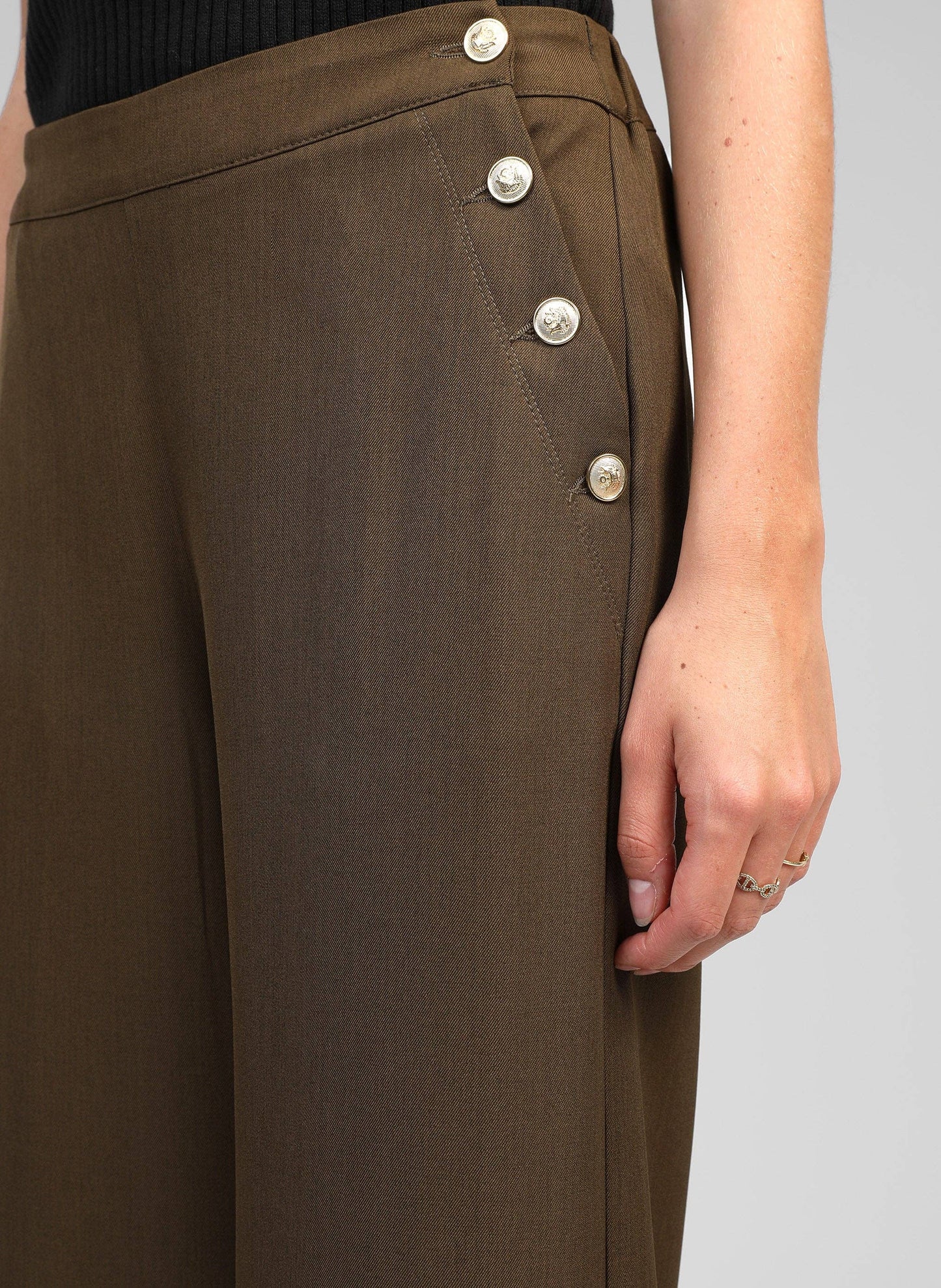 Pantaloni palazzo a vita alta color militare con bottoni dorati