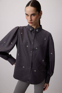 Camicia ricamata con pietre in mussola di cotone