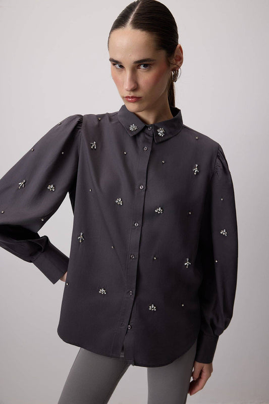 Camicia ricamata con pietre in mussola di cotone