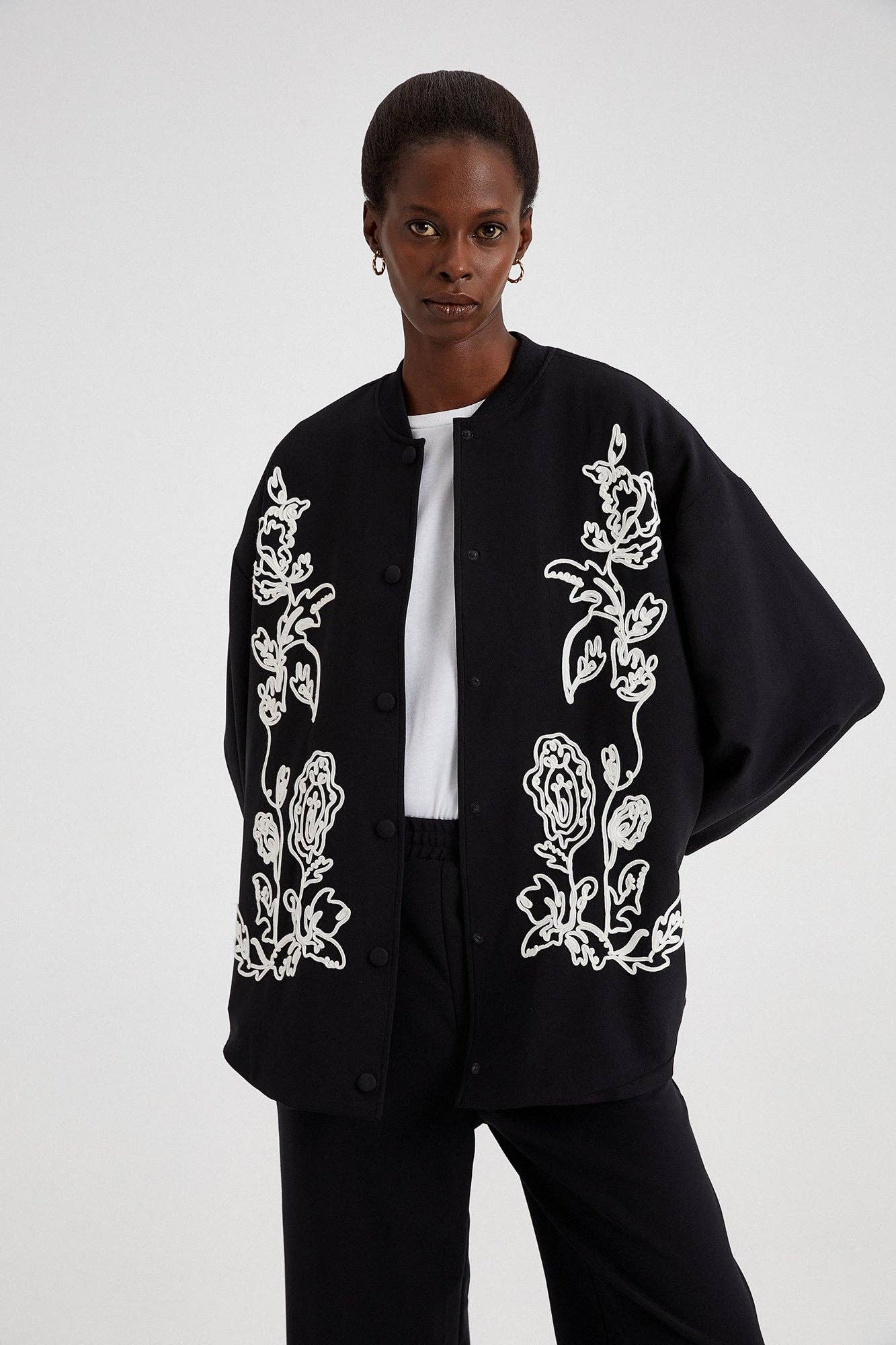 Bomber oversize nero ricamato con motivo floreale