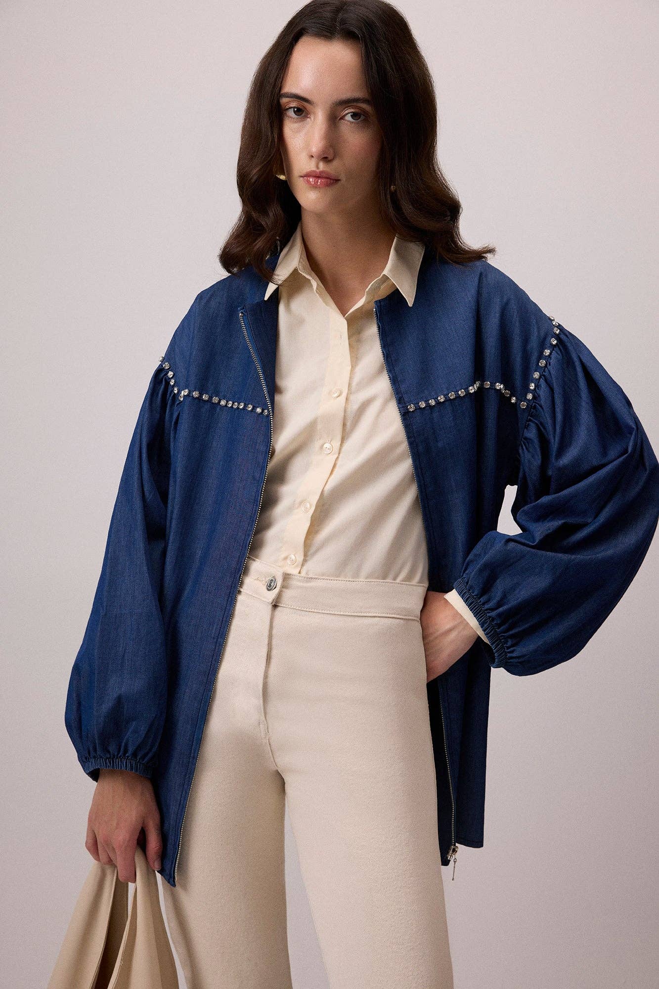 Giacca oversize effetto denim con dettagli gioiello