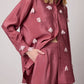 Camicia oversize rosa con applicazioni floreali 3D