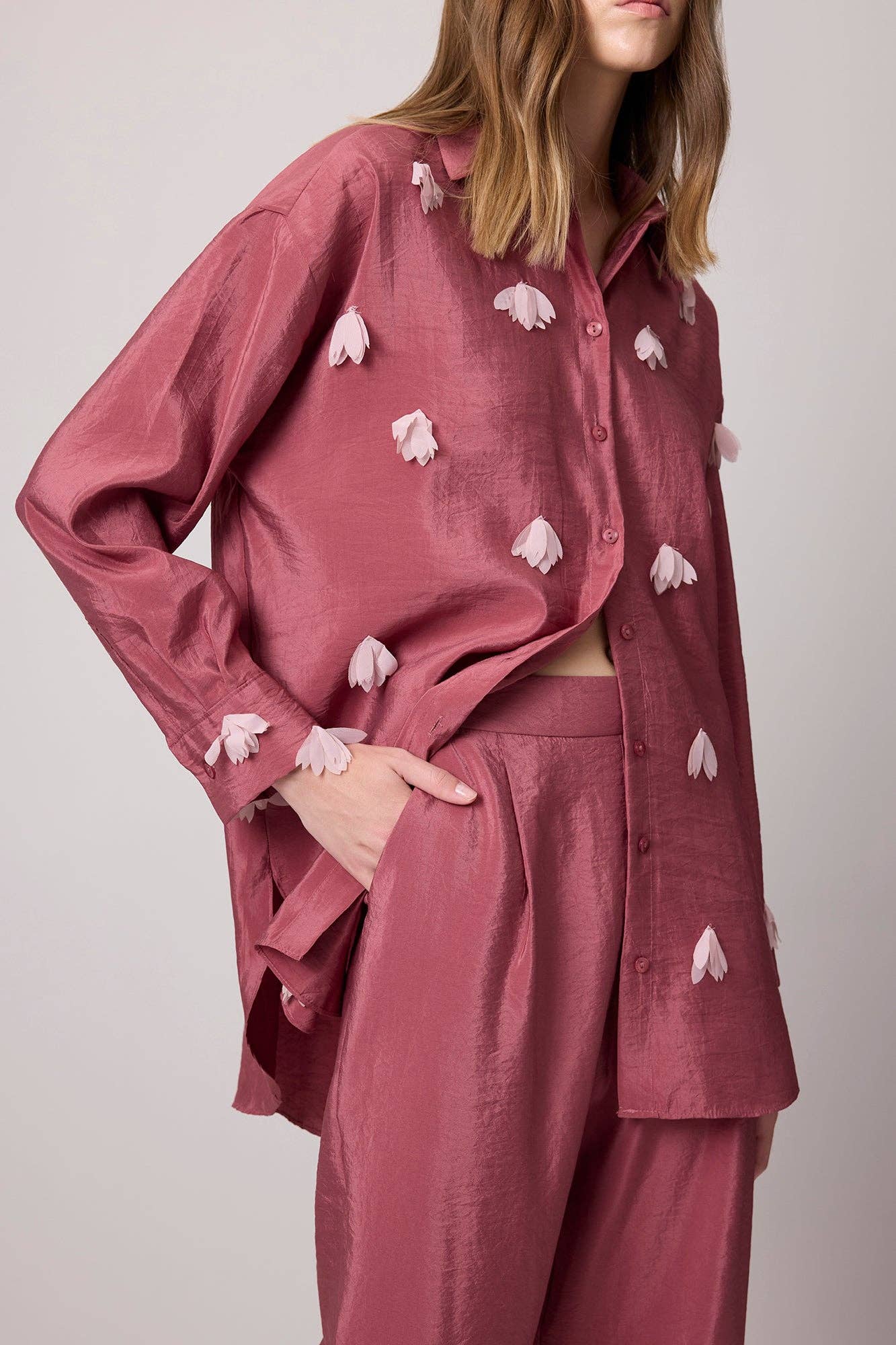 Camicia oversize rosa con applicazioni floreali 3D