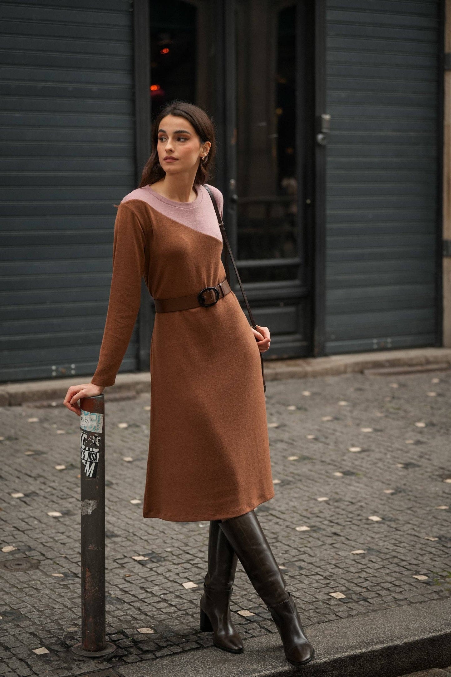 Abito midi in maglia bicolore cammello e rosa