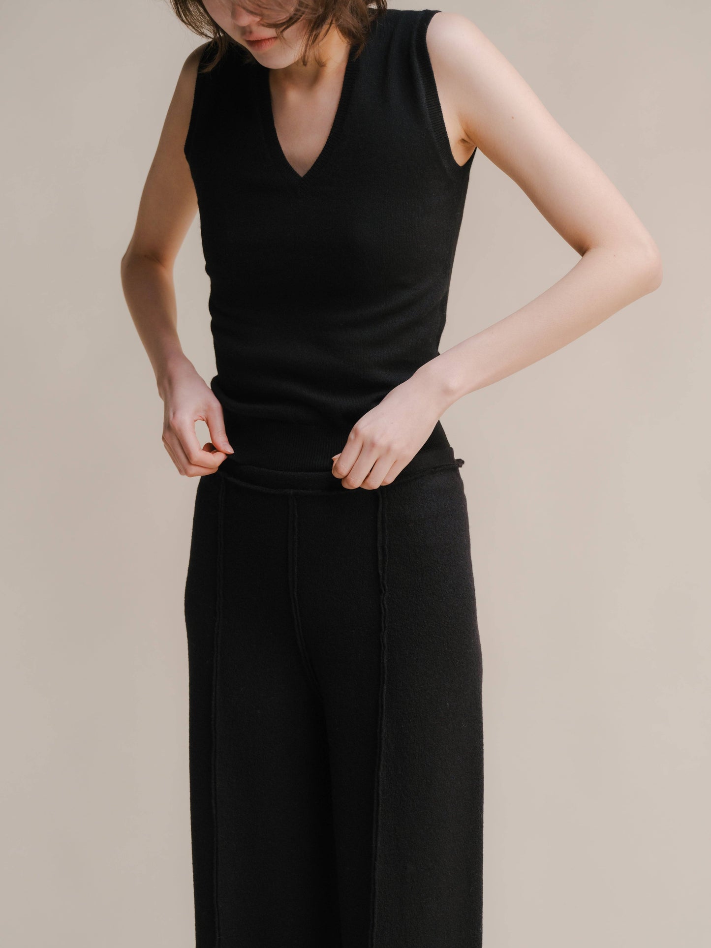 Canotta in puro cashmere con scollo a V