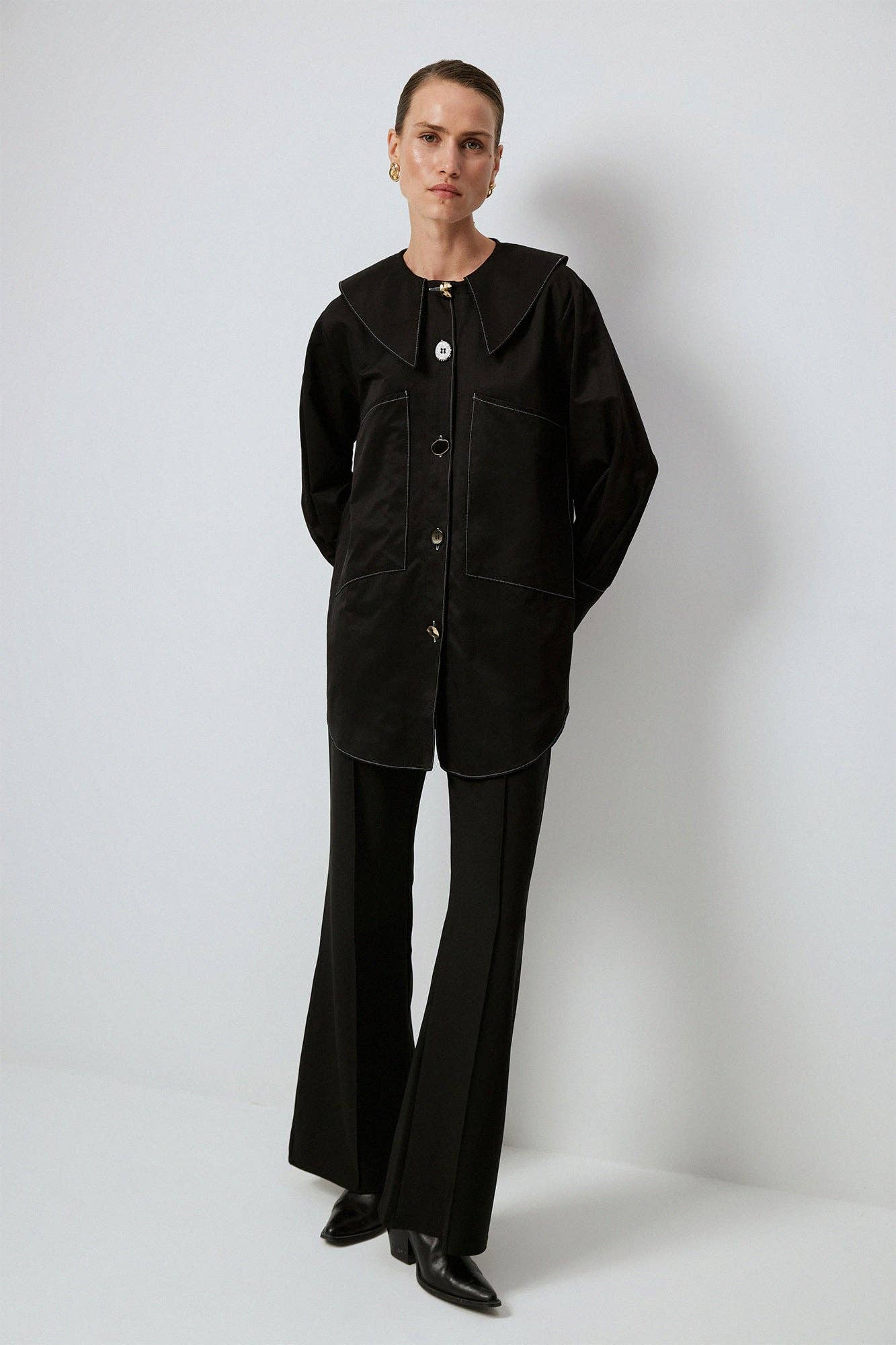 Camicia oversize con cuciture a contrasto e maxi tasche