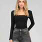 T-shirt nera a costine con scollo quadrato