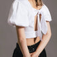 Top crop bianco con maniche a palloncino e cut-out