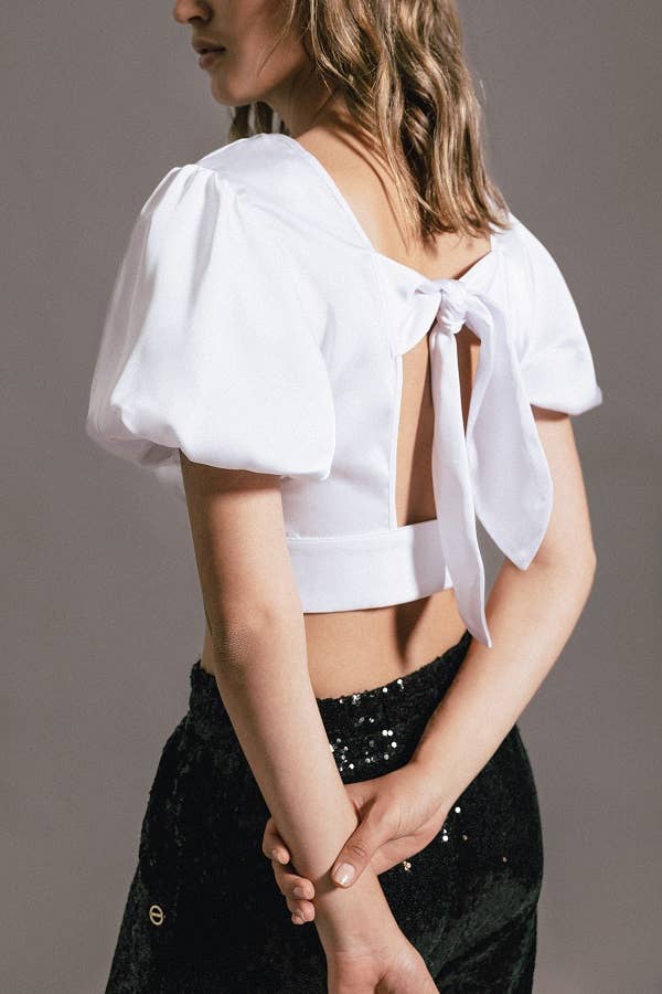 Top crop bianco con maniche a palloncino e cut-out