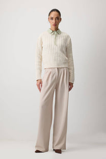 Maglione in maglia a trecce ecrù con colletto