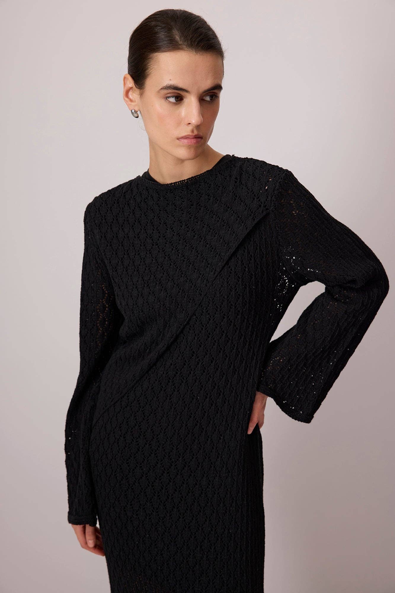 Abito lungo nero in crochet a maniche lunghe in misto cotone
