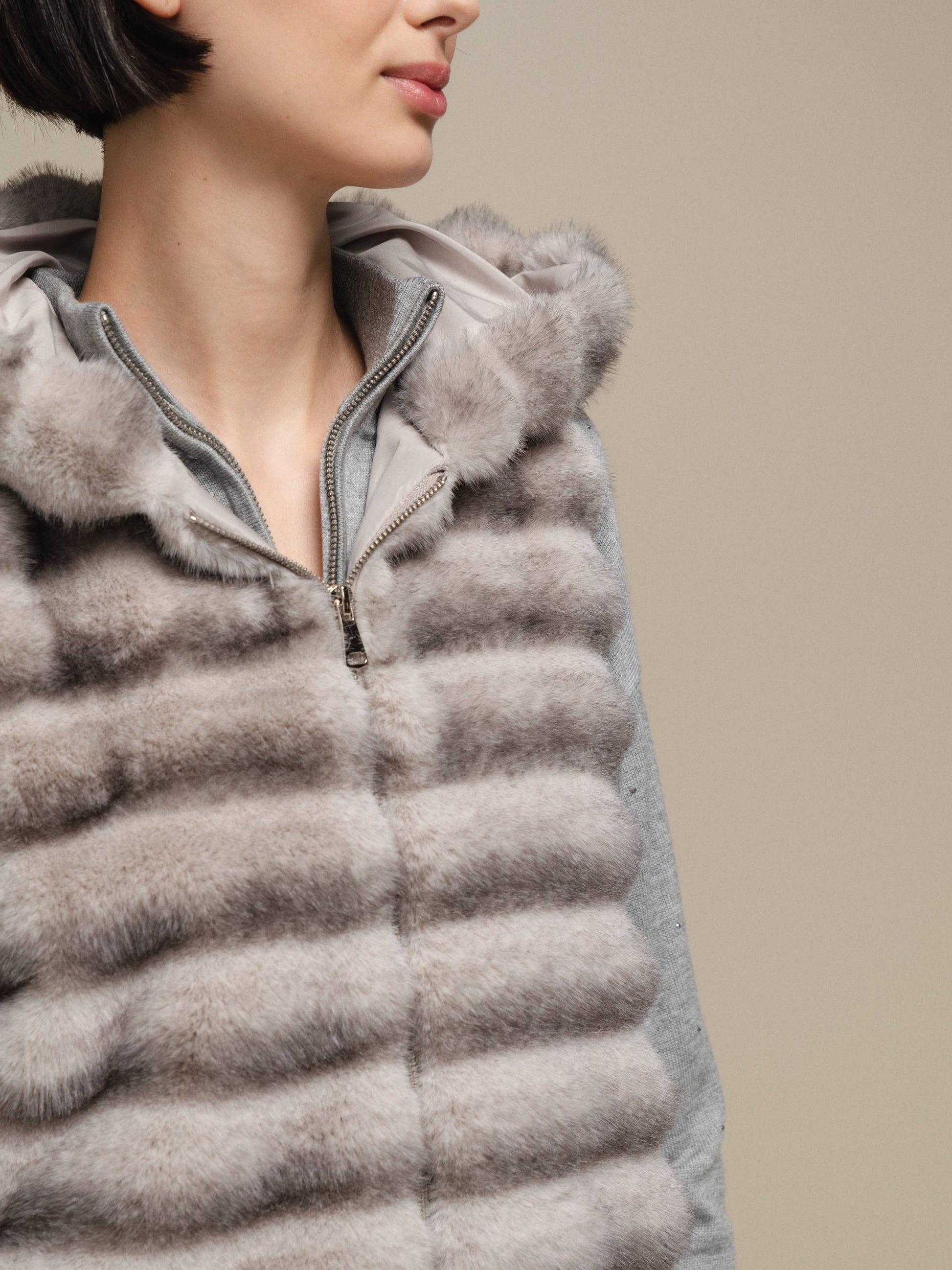 Gilet con cappuccio in ecopelliccia a righe