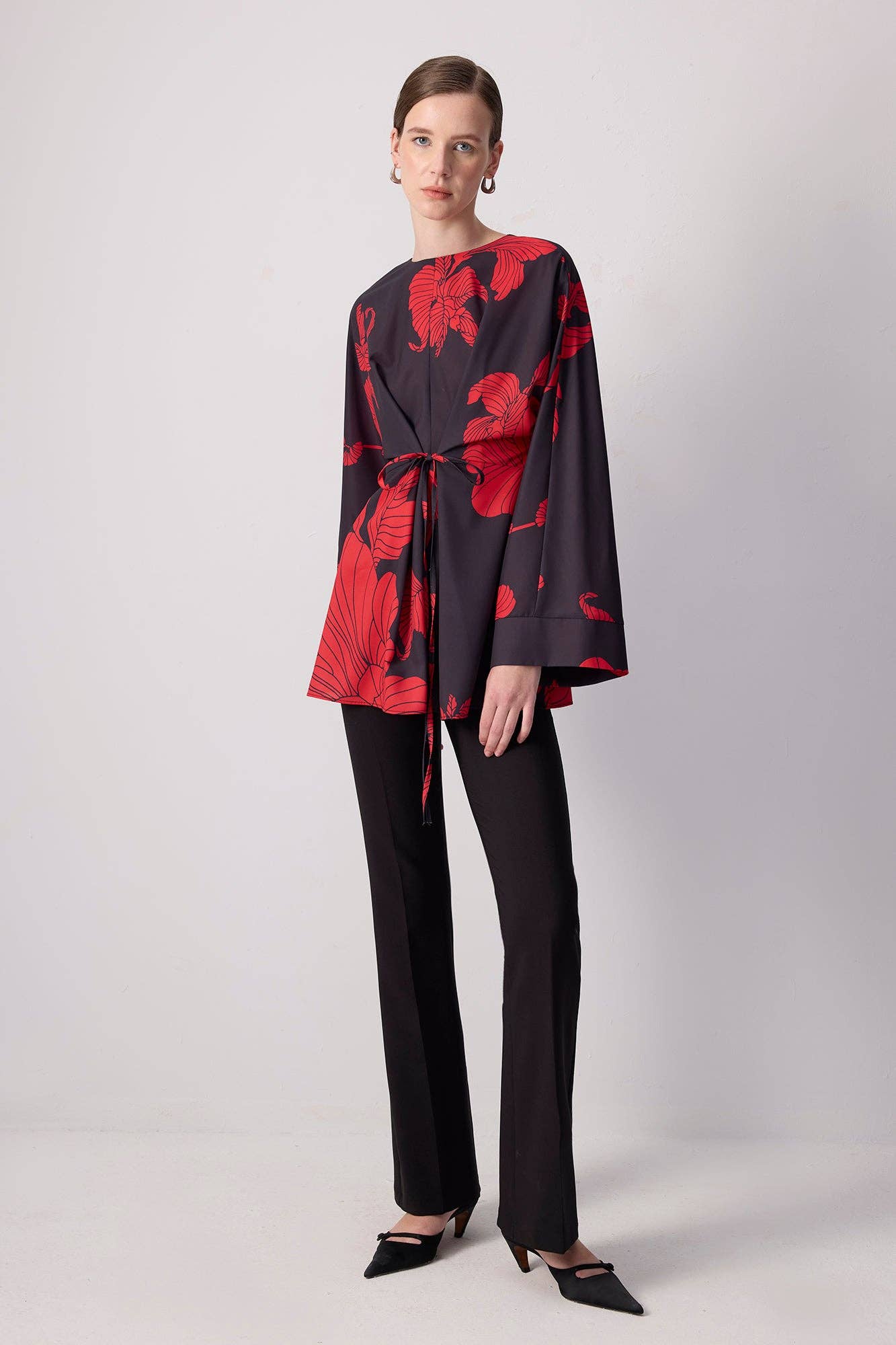 Tunica floreale rossa con maniche kimono e cintura