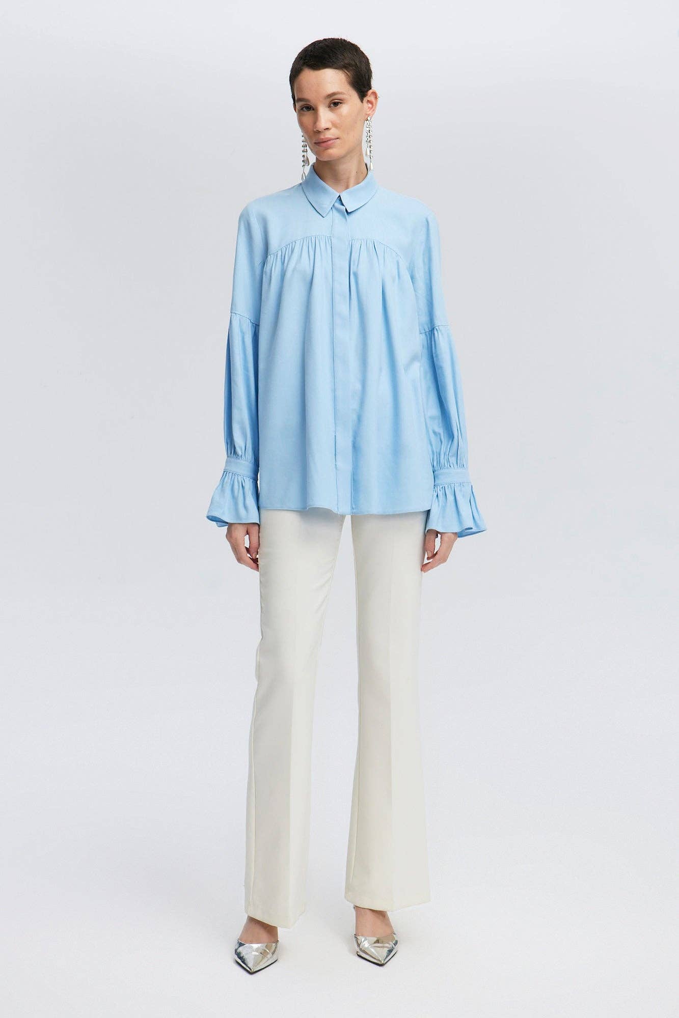 Camicia azzurra in viscosa con maniche arricciate