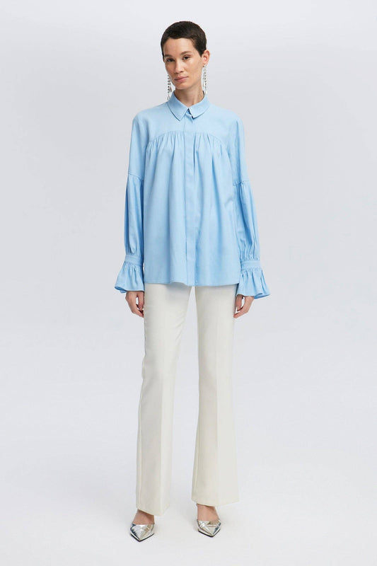 Camicia azzurra in viscosa con maniche arricciate