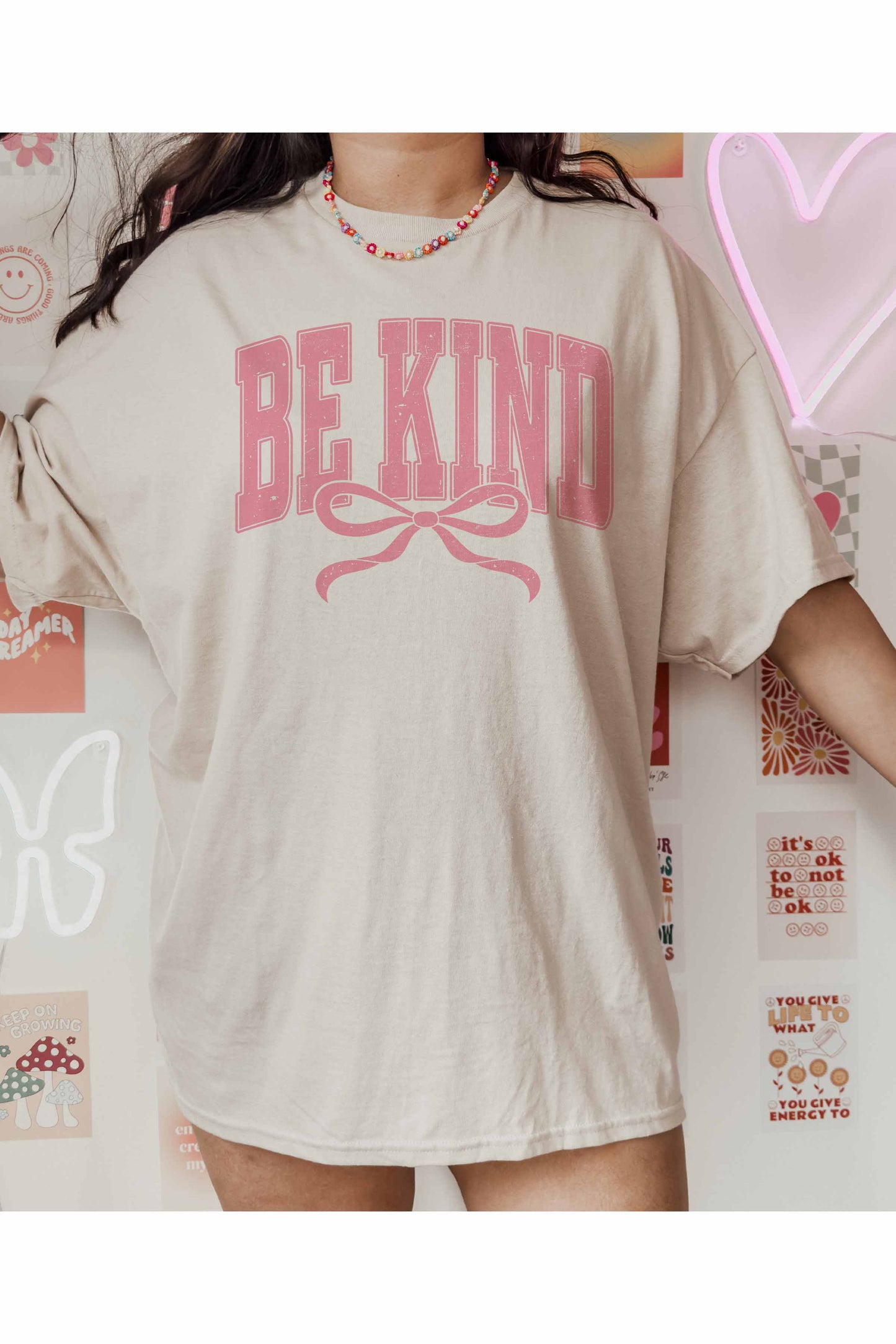 T-shirt oversize grafica “Be Kind” con fiocco