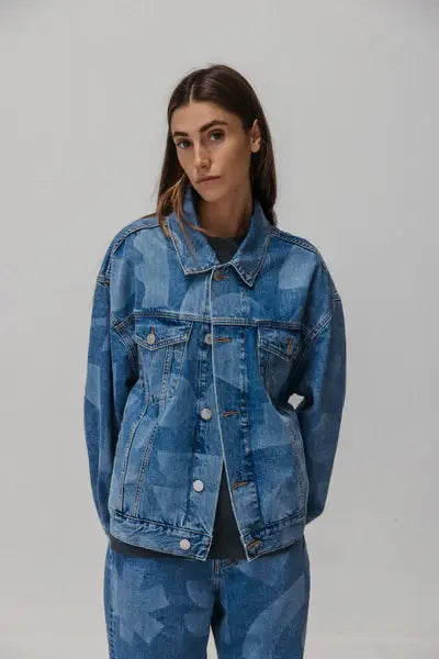 Giacca corta in denim con incisione laser