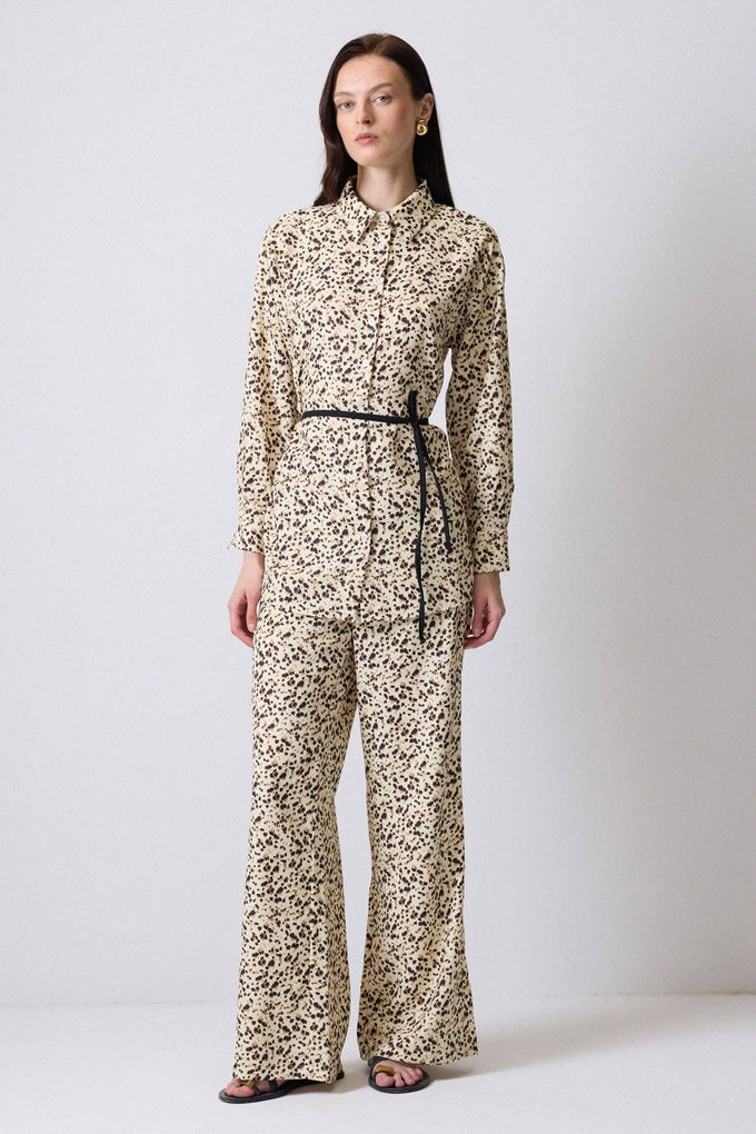 Completo coordinato animalier con camicia e pantaloni a vita alta