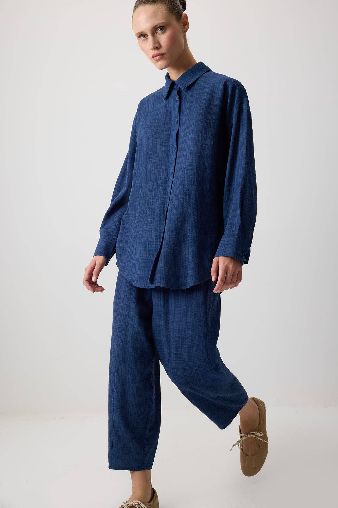 Completo due pezzi blu navy con camicia e pantaloni