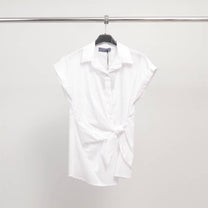 Camicia smanicata con collo sartoriale e nodo laterale