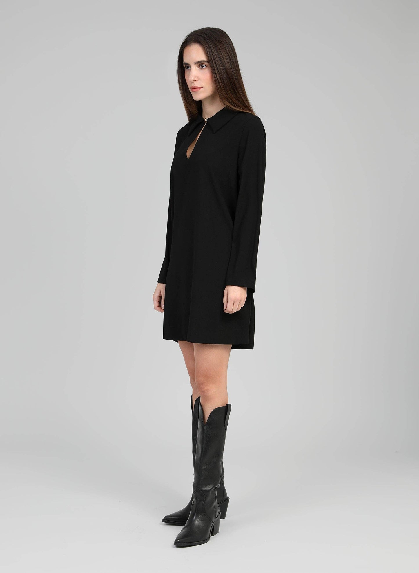 Abito corto nero in crêpe con colletto a camicia