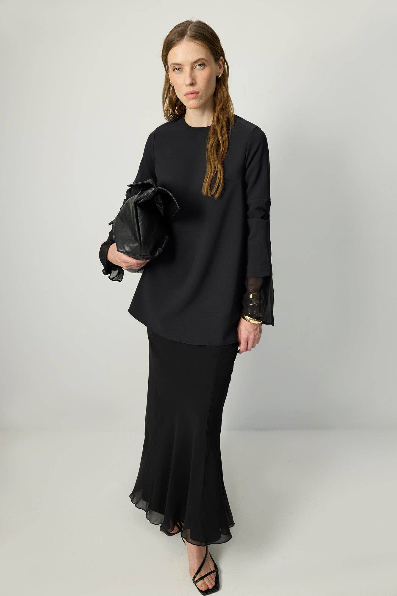 Tunica in crêpe nera con polsini in chiffon trasparente