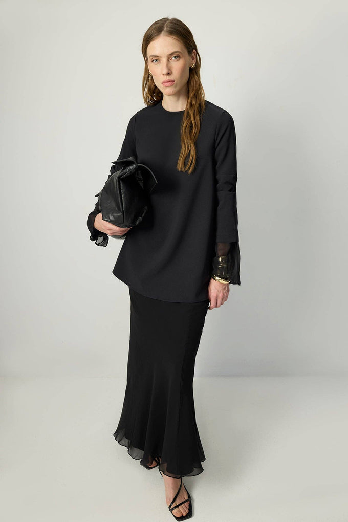 Tunica in crêpe nera con polsini in chiffon trasparente