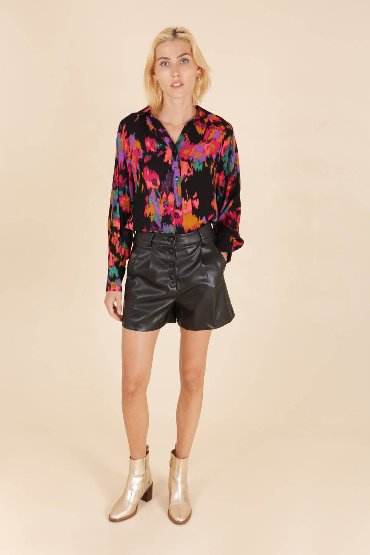 Pantaloncini in ecopelle a vita alta