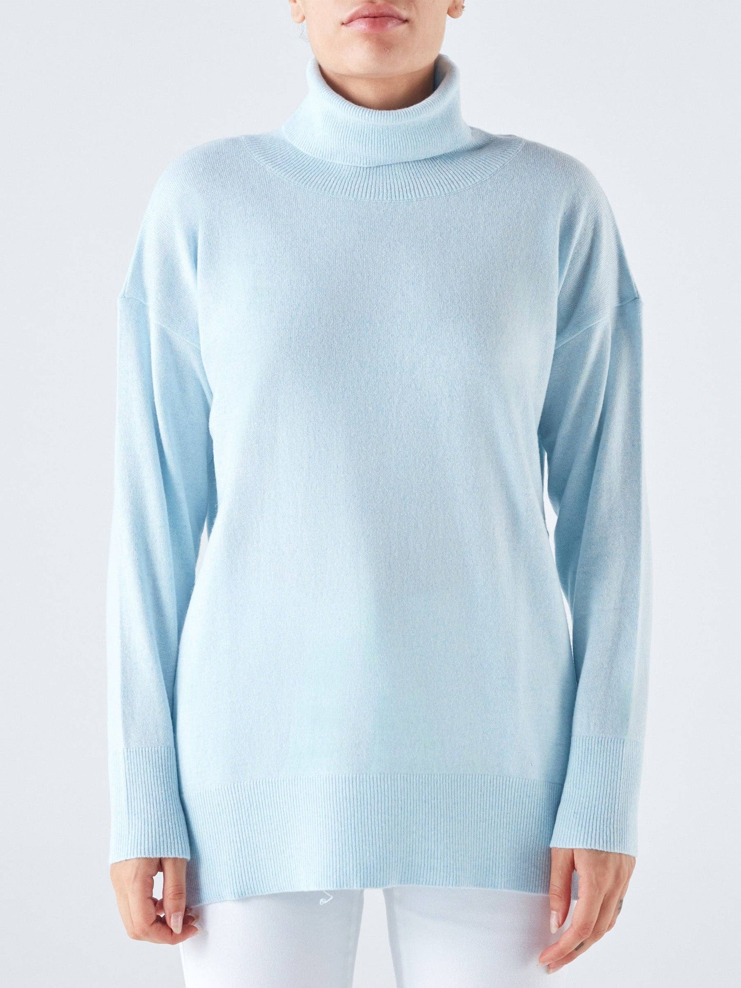 Maglione dolcevita con righe laterali