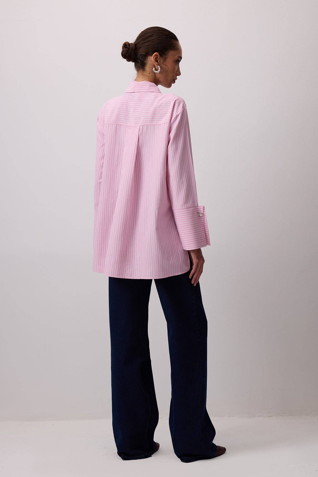 Camicia a righe rosa con polsini ampi