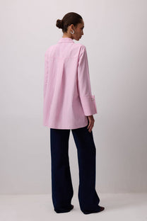 Camicia a righe rosa con polsini ampi
