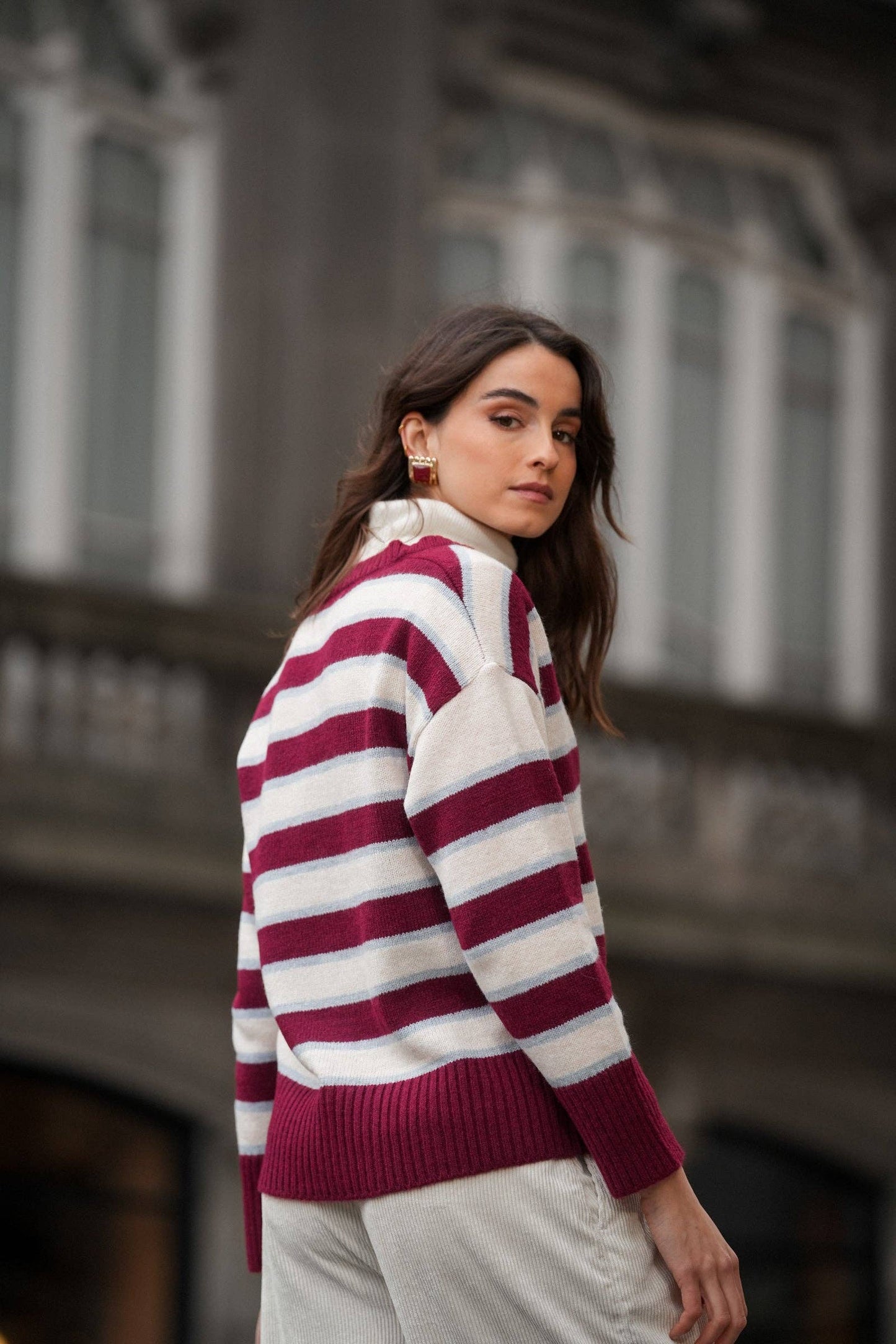 Cardigan a righe bordeaux con scollo a V