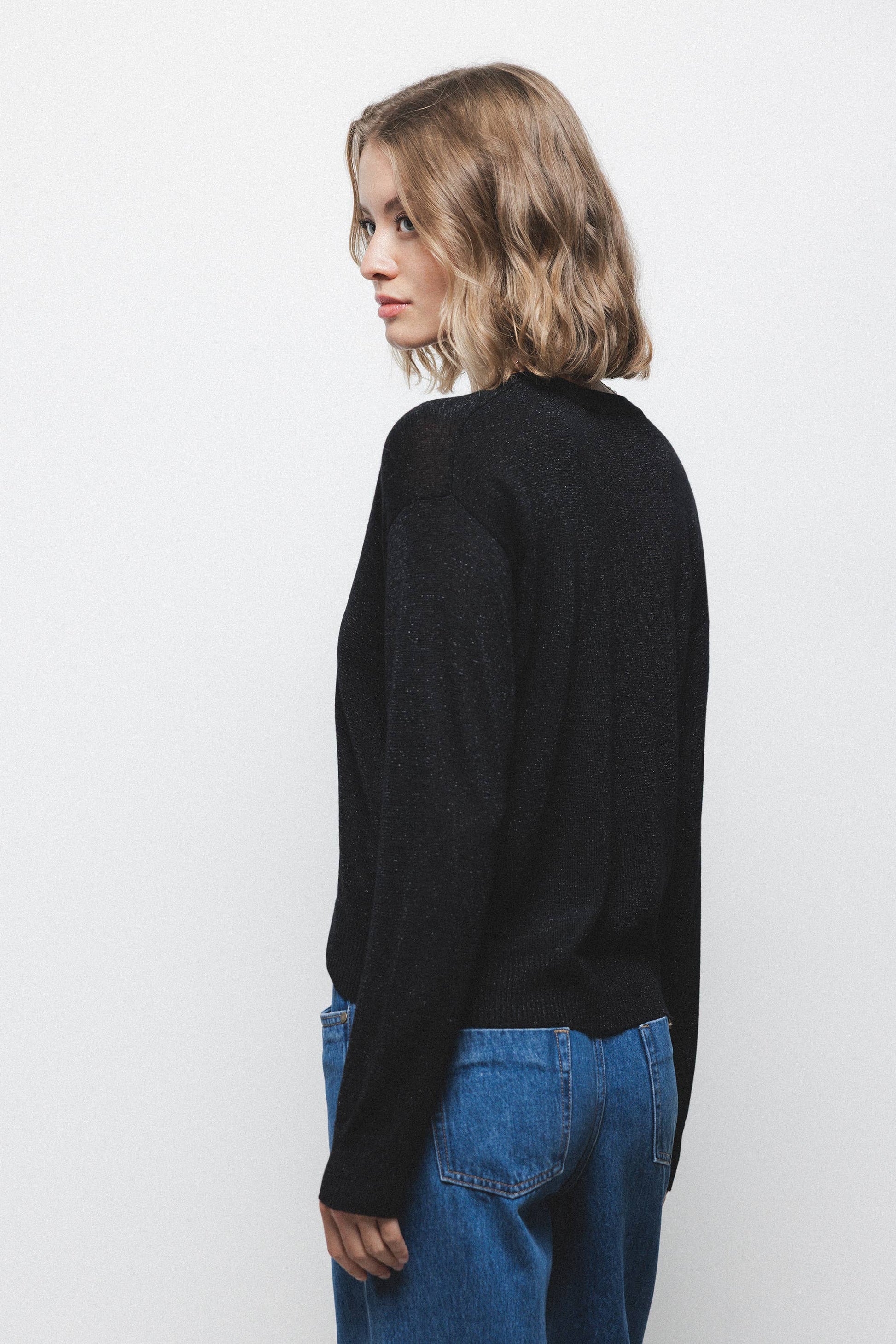 Maglione in maglia rasata con scollo a V e dettagli metallici