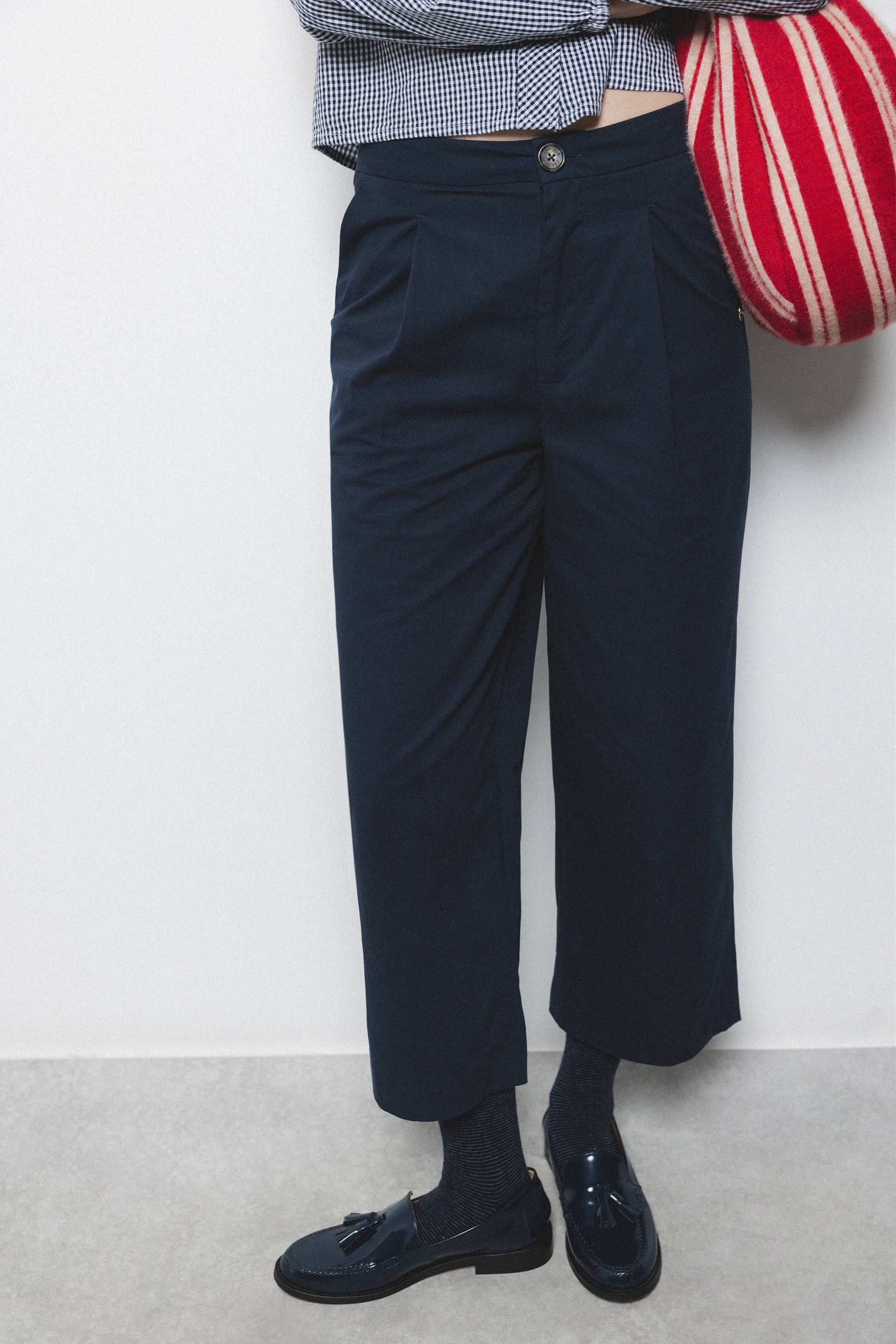 Pantaloni a sigaretta con pieghe in cotone