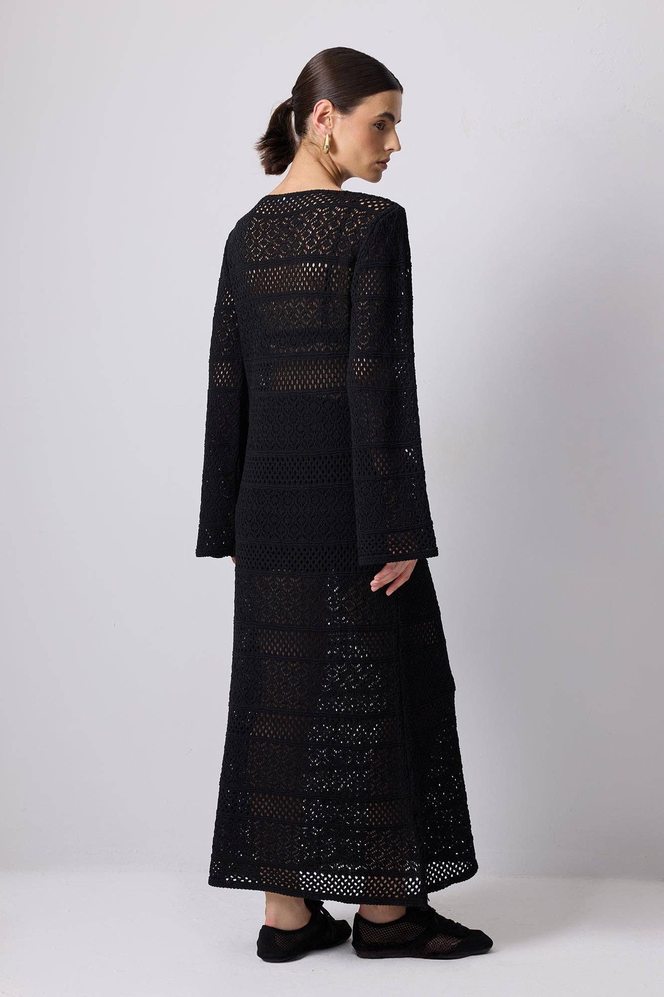 Abito lungo boho in maglia crochet con maniche svasate