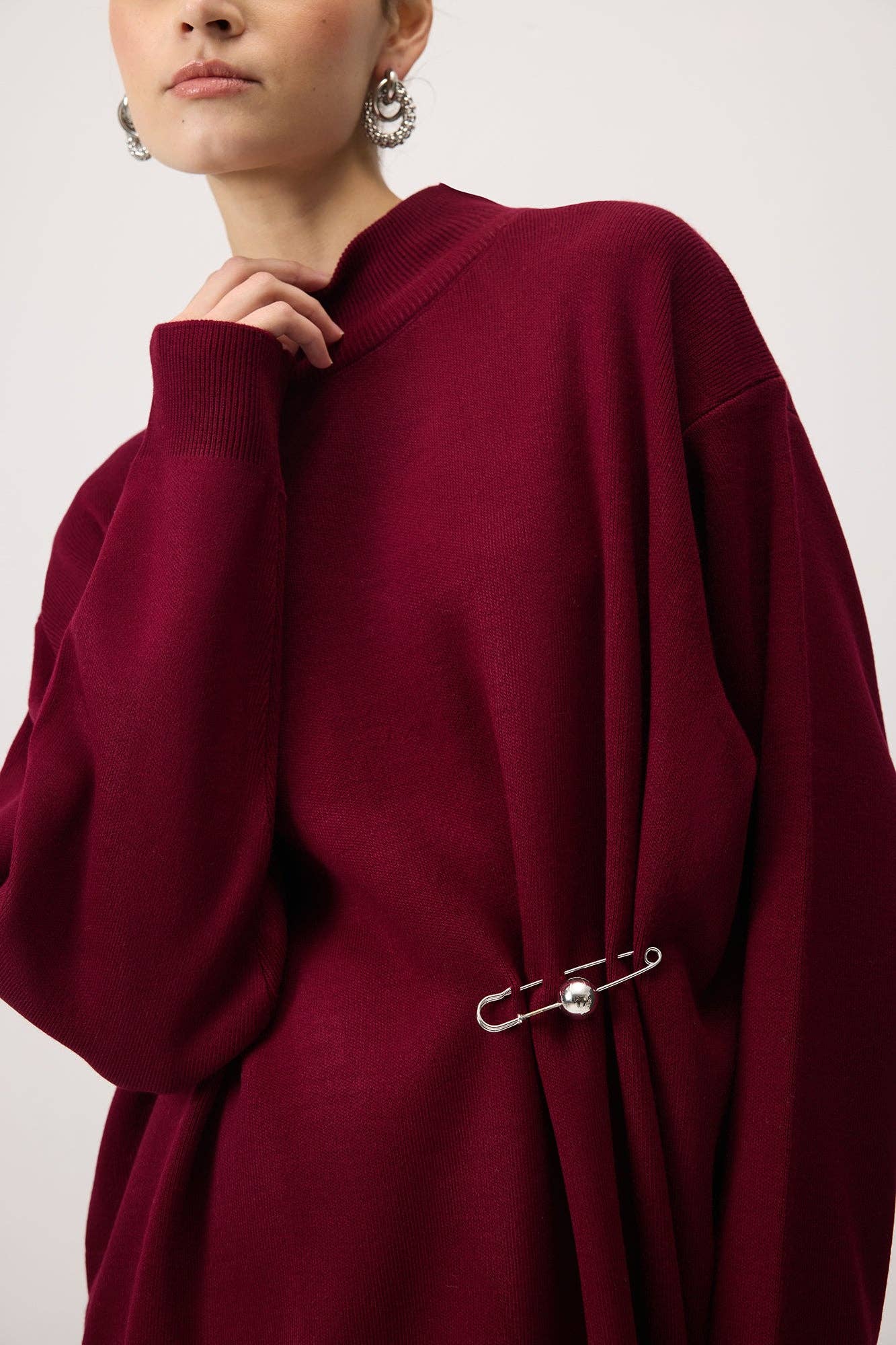 Tunica in maglia oversize con accessorio metallico