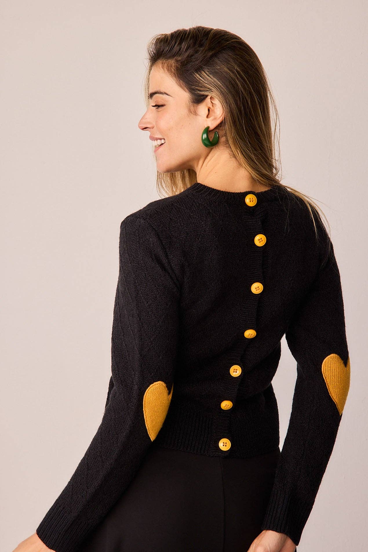 Maglione nero con toppe a cuore e bottoni sul retro